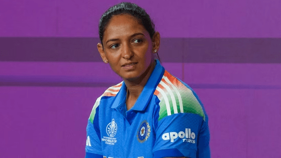India women’s captain discusses tactics with bowlers during a crucial phase of the chase